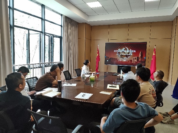图片包含 人, 室内, 窗户, 桌子AI 生成的内容可能不正确。